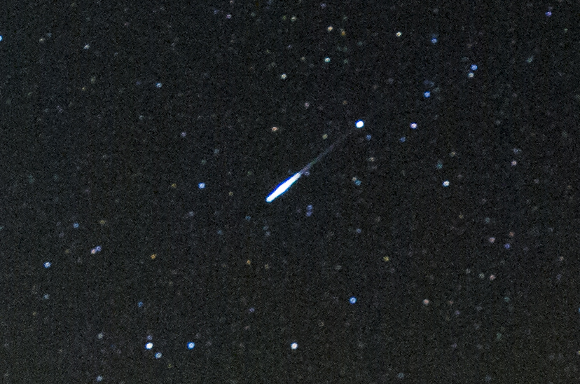 中央のでっかい流れ星も目を引くが...